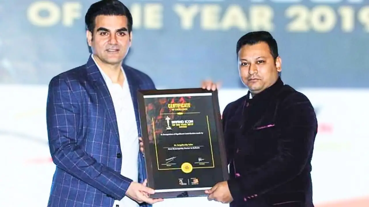Dr. Saha receiving Brand Icon Award from Arbaz Khan